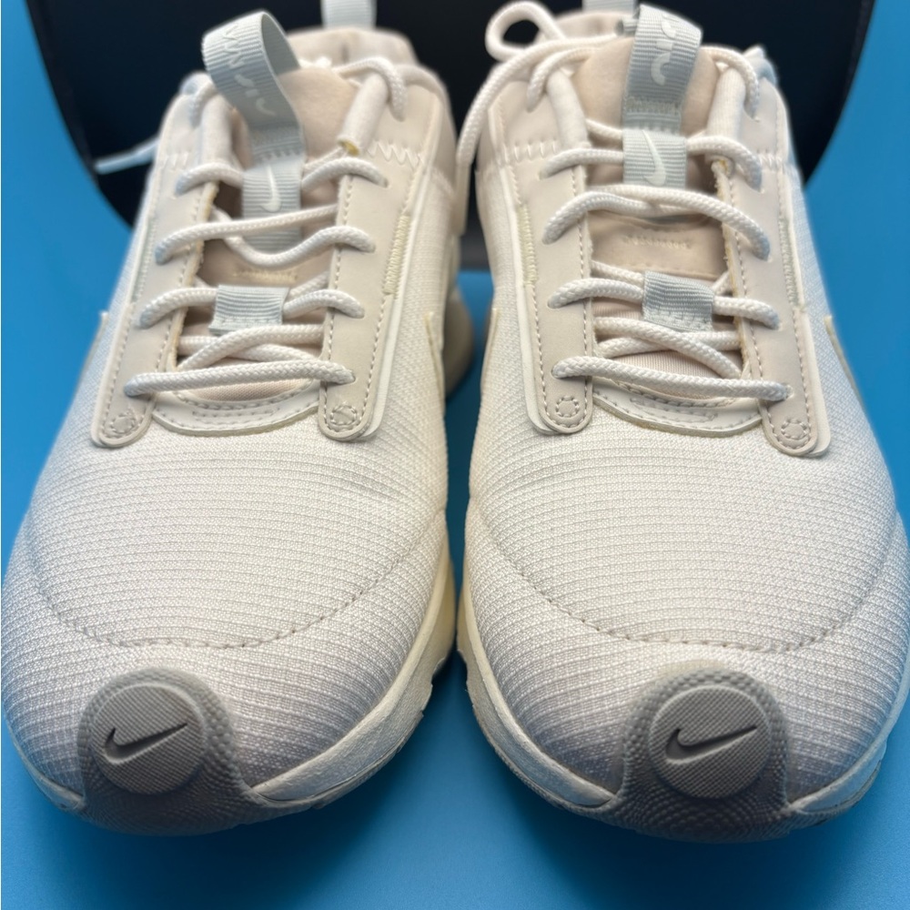Nike Women’s Air Max Interlock Cream Athletic Shoes size 7 with box